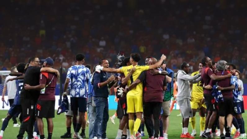 Dembélé comemora um de seus três gols para a França contra a Noruega