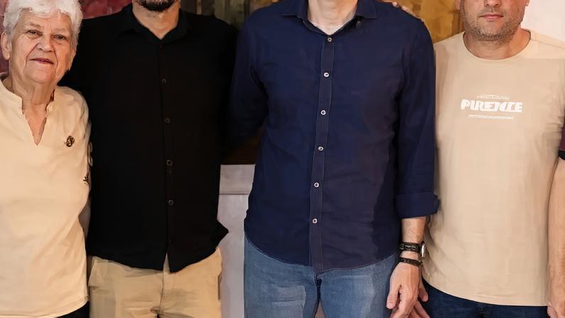 Carlos - camisa preta - ao lado dos dirigentes do Sport.