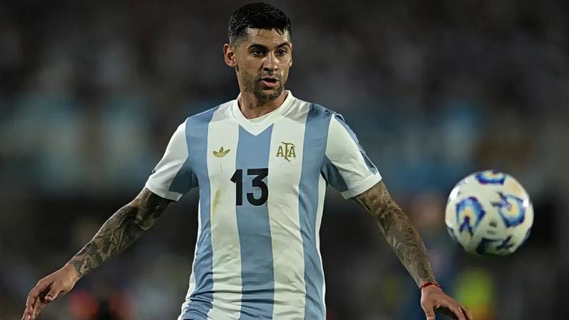 Cuti Romero em ação com a camisa da Argentina –