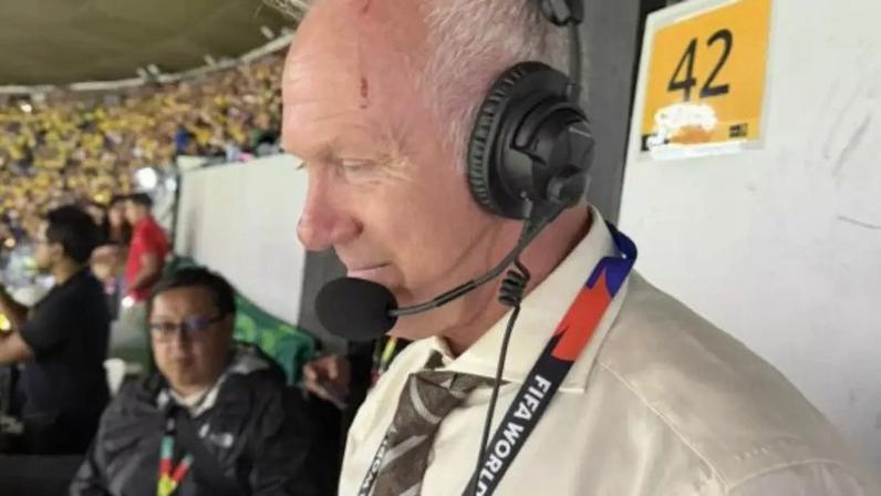 Ex-lateral inglês trabalhava como comentarista da Fox quando foi atingido na tribuna do Estádio Azteca –