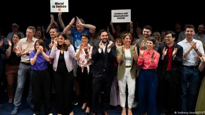 Comemoração do resultado do referendo em Berna, em um evento do Partido Social-Democrata, Partido Verde e a federação sindical SGB