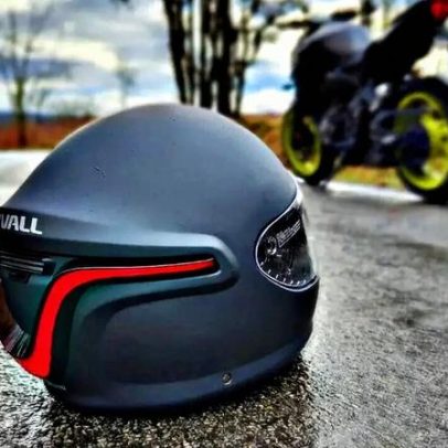 Capacete de moto no meio da rua é sinal de alerta sobre segurança