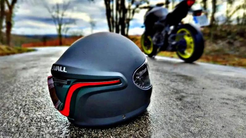 Capacete de moto no meio da rua é sinal de alerta sobre segurança