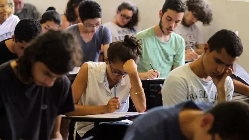Enem 2026: pela 1ª vez, candidatos com crises de ansiedade ou TOC poderão ter acompanhante no exame