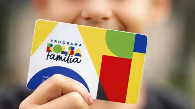 O Programa Bolsa Família é uma política pública de transferência de renda voltada principalmente a famílias em situação de pobreza e extrema pobreza – Agência Brasil