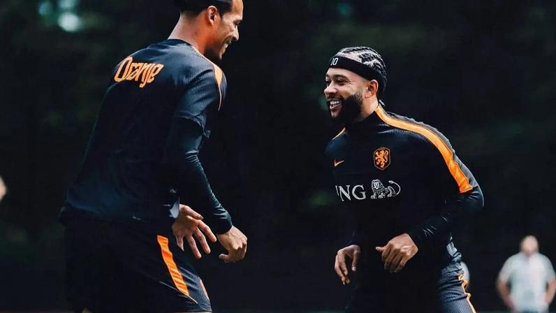 Memphis Depay (D), do Corinthians, deve iniciar amistoso no time titular nesta segunda-feira (8) –