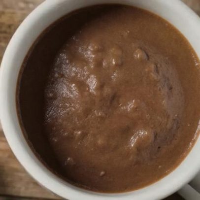Poucas pessoas acreditam que brownie fit de caneca leva poucos ingredientes