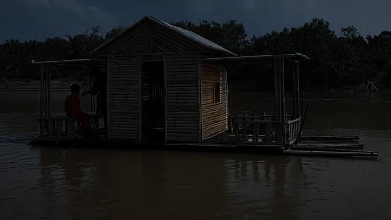 Longe dos centros urbanos e cercado pela paisagem natural de um rio da ilha de Sumatra, na Indonésia, um homem decidiu colocar em prática uma ideia incomum: criar uma moradia flutuante utilizando apenas bambu e trabalho manual. Sem recorrer a equipamentos sofisticados ou equipes especializadas, ele apostou no conhecimento prático para erguer uma estrutura funcional sobre a água. O projeto, registrado em vídeo e compartilhado no YouTube, serve para demonstrar como técnicas simples e conhecimentos tradicionais ainda podem oferecer soluções eficientes e sustentáveis.