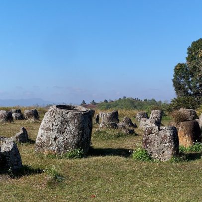Urna gigante de pedra no Laos continha restos mortais de 37 pessoas