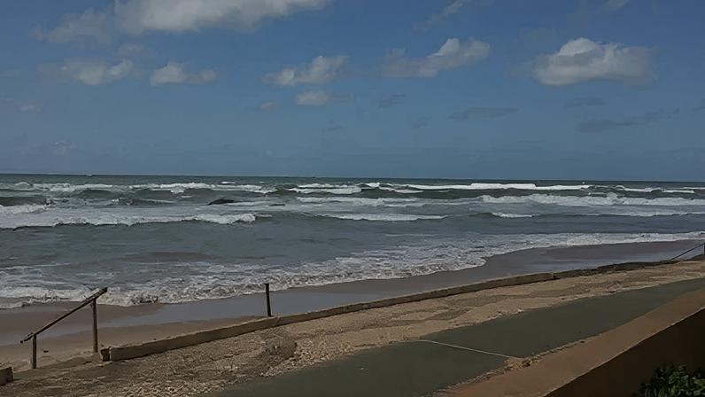 Mar agitado e ondas em praia em Salvador, na Bahia