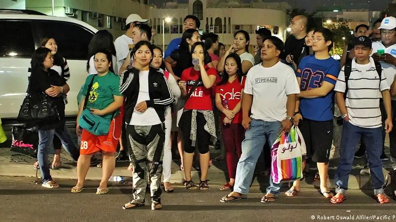 Trabalhadores filipinos nos Emirados: as Filipinas são uma importante fonte de trabalhadores migrantes, sobretudo domésticos e enfermeiros