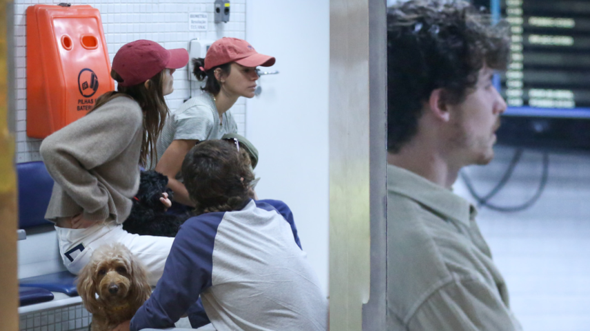Viagem de casal: Bruna Marquezine embarca com Shawn Mendes, Sasha e João Lucas no Rio; atriz e melhor amiga combinam acessório em fotos.