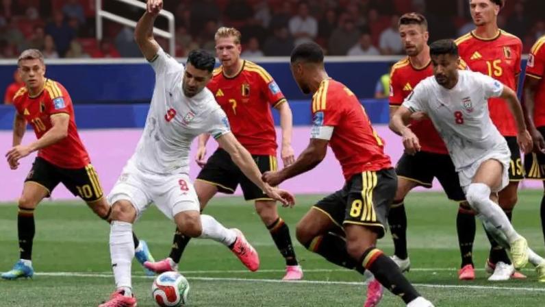 Raskin (Bélgica) e Ghoddos (Irã) lutam pela bola. Foto :Dean Mouhtaropoulos /Getty Images
