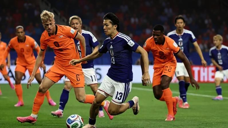 Na estreia na Copa do Mundo, contra o Japão, Jan Paul van Hecke foi titular da Holanda