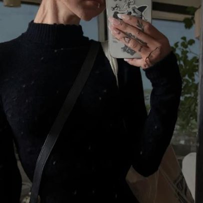 Ariana Grande ri de si mesma após postar foto do peito por acidente