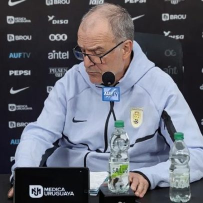 Críticas a Bielsa após entrevista de 38 segundos na chegada do Uruguai ao México