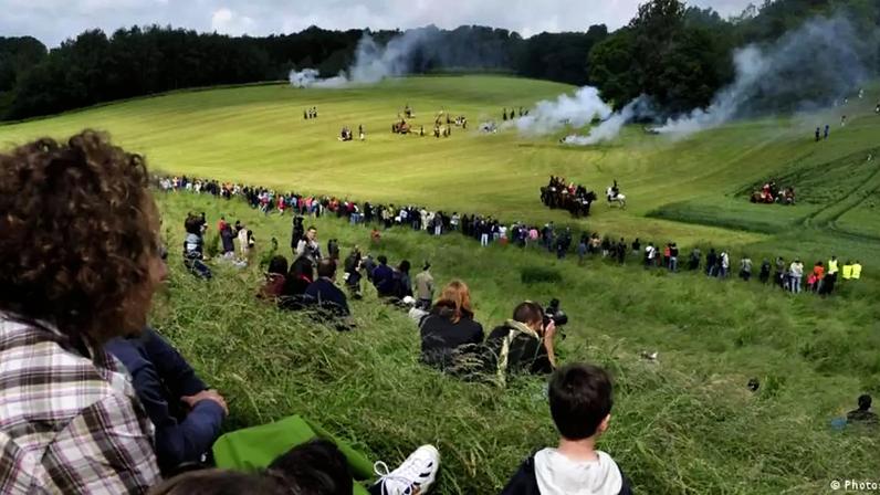 Evento anual reúne centenas de entusiastas vestidos com trajes da era napoleônica para recriar a batalha de 1815