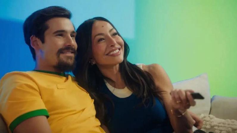 O casal Nicolas Prattes e Sabrina Sato protagoniza a primeira campanha da DTV + da TV Globo