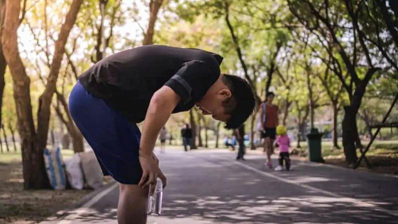 O frio pode intensificar a sensação de dor nos joelhos, mas alguns cuidados ajudam a manter a corrida sem desconforto