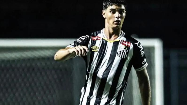 Com o contrato renovado, atleta fica ao dispor do técnico Cuca –