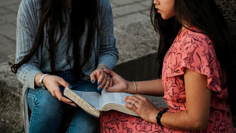 Estudo aponta melhora de dor e ansiedade com 5 minutos de oração