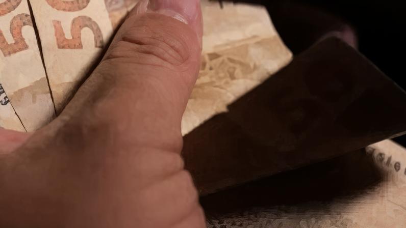 Pessoa contanto dinheiro.