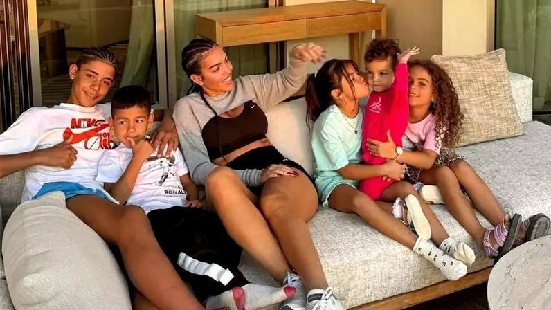 Georgina Rodríguez celebra aniversário de 9 anos dos gêmeos de CR7 na mansão