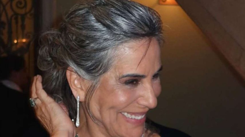 Cuidar dos cabelos na menopausa é um ato de autocuidado.