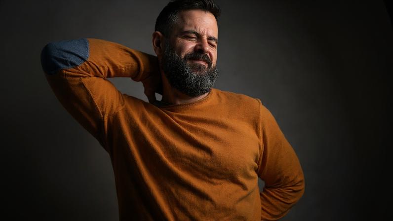 A prática de musculação pode fazer parte do tratamento da fibromialgia quando realizada com orientação adequada