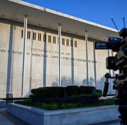 Kennedy Center avalia manter nome de Trump na peça