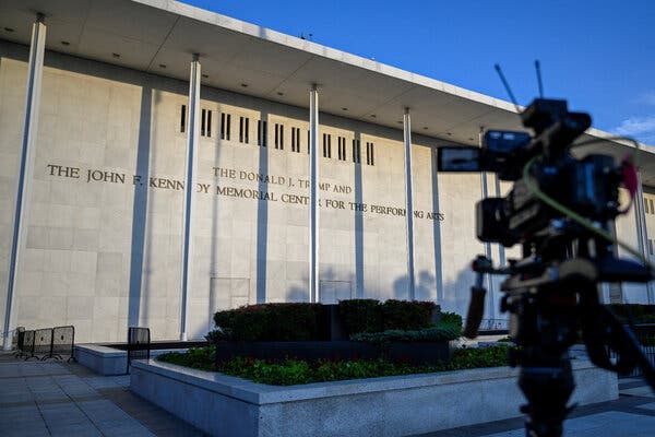 Kennedy Center avalia manter nome de Trump na peça