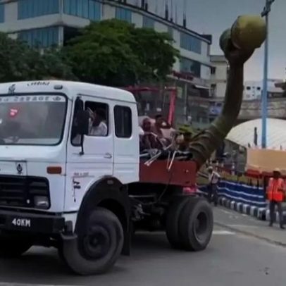 Estátua gigante de Messi é retirada de praça na Índia por falta de segurança