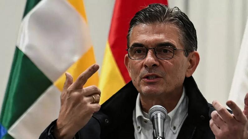 O presidente da Bolívia, Rodrigo Paz, dirige-se à imprensa, em La Paz, após o Congresso ter aprovado uma lei que regulamenta o estado de exceção. 8 de junho de 2026