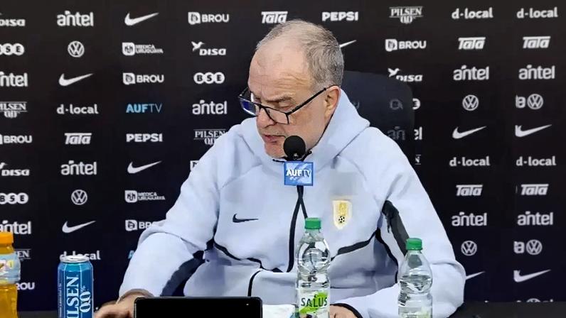 Valverde tapou a boca com a camisa ao ser substituído no segundo tempo: retrato do Uruguai em crise – Reprodução de TV