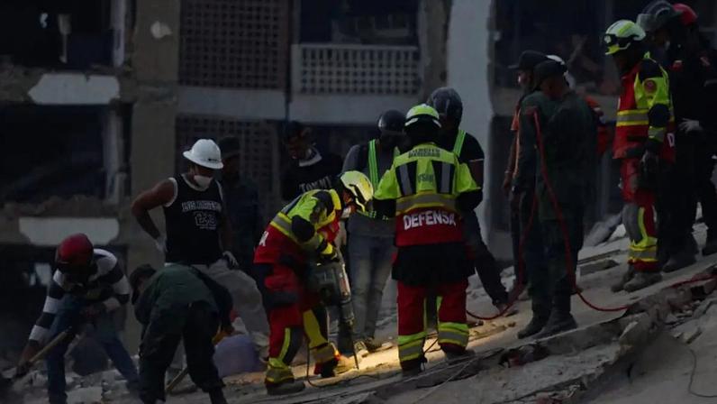 Equipes de resgate participam das operações de resgate após os terremotos que atingiram o país, em La Guaira, na Venezuela, em 27 de junho de 2026.