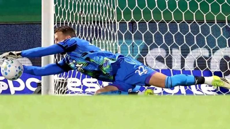 Neto coleciona falhas com a camisa do Botafogo –