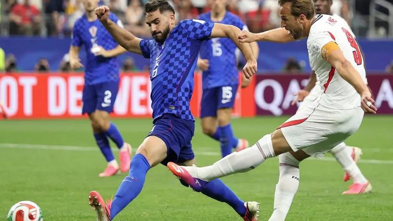 Harry Kane, camisa 9 da Inglaterra, chuta e perde uma chance contra Josip Sutalo, camisa 6 da Croácia, durante a partida do Grupo L da Copa do Mundo da FIFA 2026 entre Inglaterra e Croácia, no Estádio de Dallas, em 17 de junho de 2026, em Arlington, Texas. (Foto de Michael Steele/Getty Images)