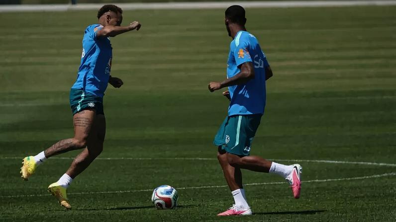 Neymar faz primeiro treino completo com a Seleção Brasileira