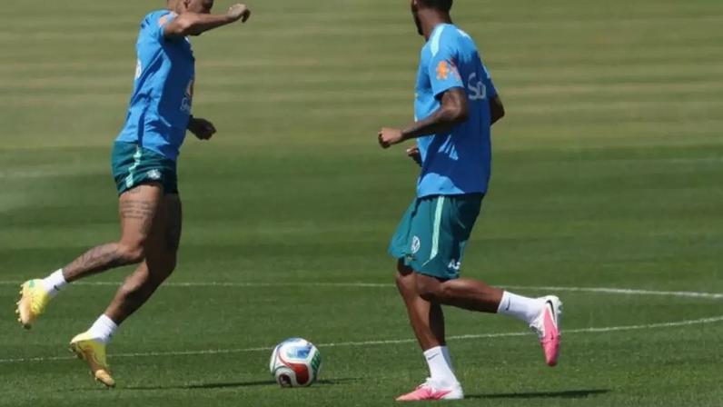 Neymar faz primeiro treino completo com a seleção brasileira.