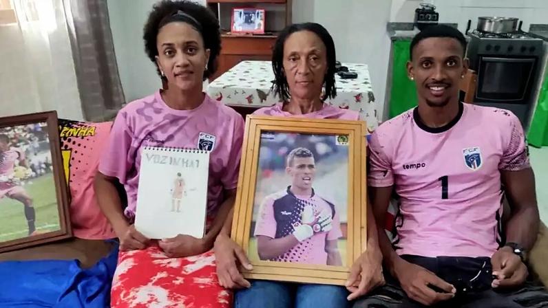 A irmã, a mãe (centro) e o irmão do jogador cabo-verdiano Vozinha, em São Vicente, em 16 de junho de 2026.