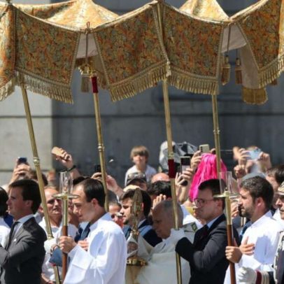 Papa reúne 1,2 milhão de fiéis em Madri e convoca renovação da fé