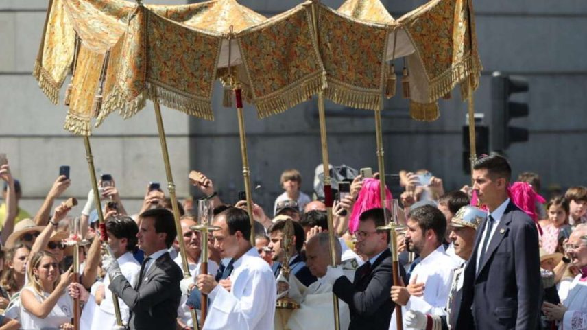 Papa reúne 1,2 milhão de fiéis em Madri e convoca renovação da fé