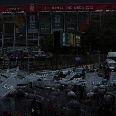 Copa começa no México com confronto entre manifestantes e polícia