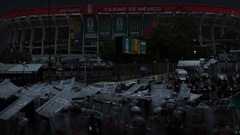 Policiais do México compareceram em peso aos arredores do estádio de estreia da Copa do Mundo de 2026 para conter protestos