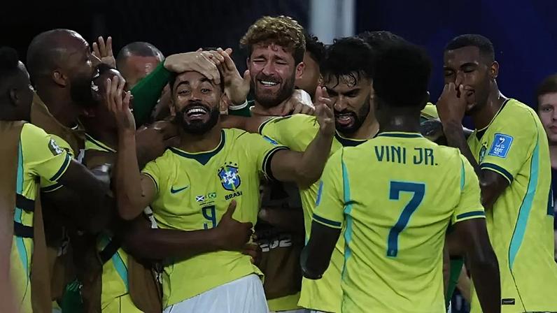 Seleção brasileira comemora gol marcado por Matheus Cunha contra a Escócia.