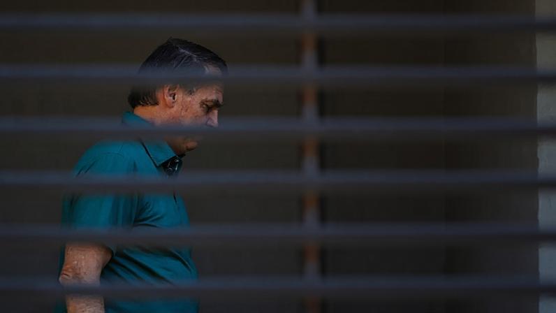 Jair Bolsonaro, ex-presidente da República, está preso em casa pela condenação por golpe de Estado