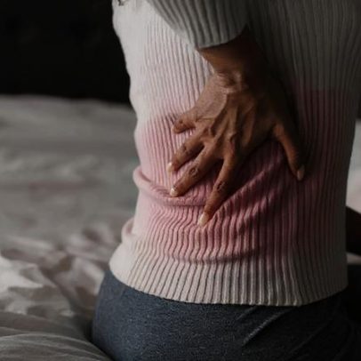 Dor nas costas pode indicar infecção urinária: entenda os sinais de alerta