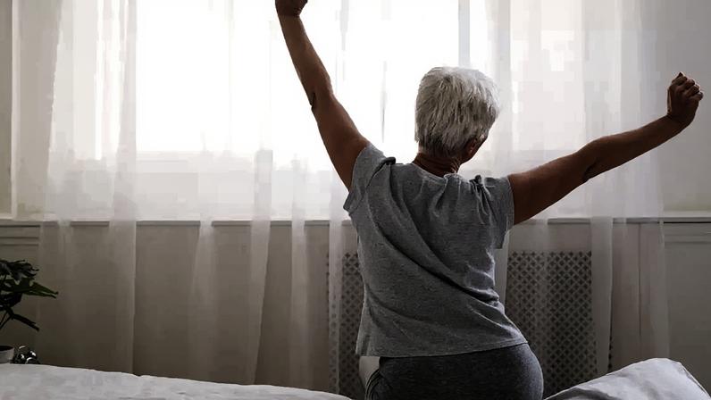 Entre pessoas com mais de 60 anos, a forma como o dia começa pode influenciar diretamente saúde, autonomia e bem-estar ao longo dos anos – depositphotos.com / Milkos