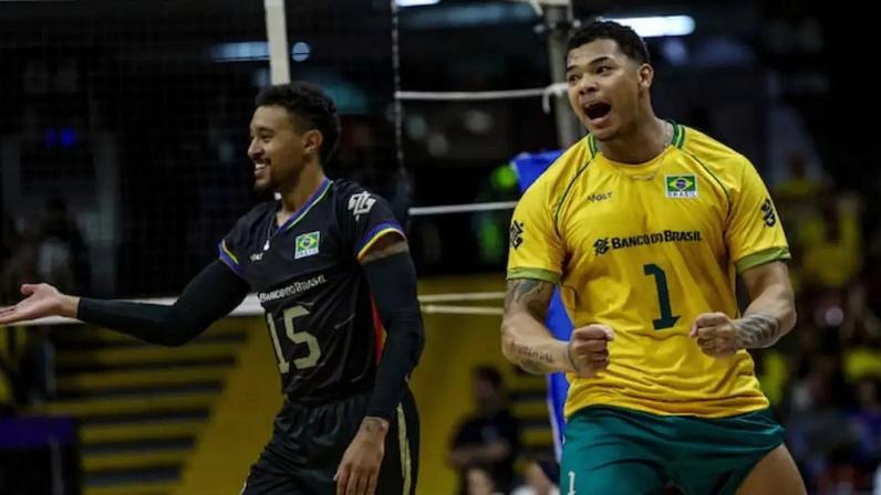 Maique e Darlan celebram ponto do Brasil na Liga das Nações de Vôlei 2026.