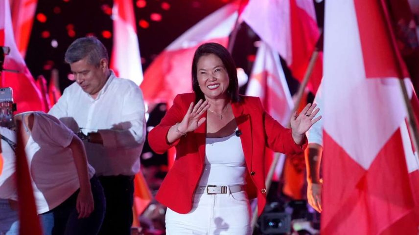 A candidata presidencial Keiko Fujimori cumprimenta seus apoiadores durante um comício de campanha antes do segundo turno das eleições presidenciais no Peru, em 4 de junho de 2026